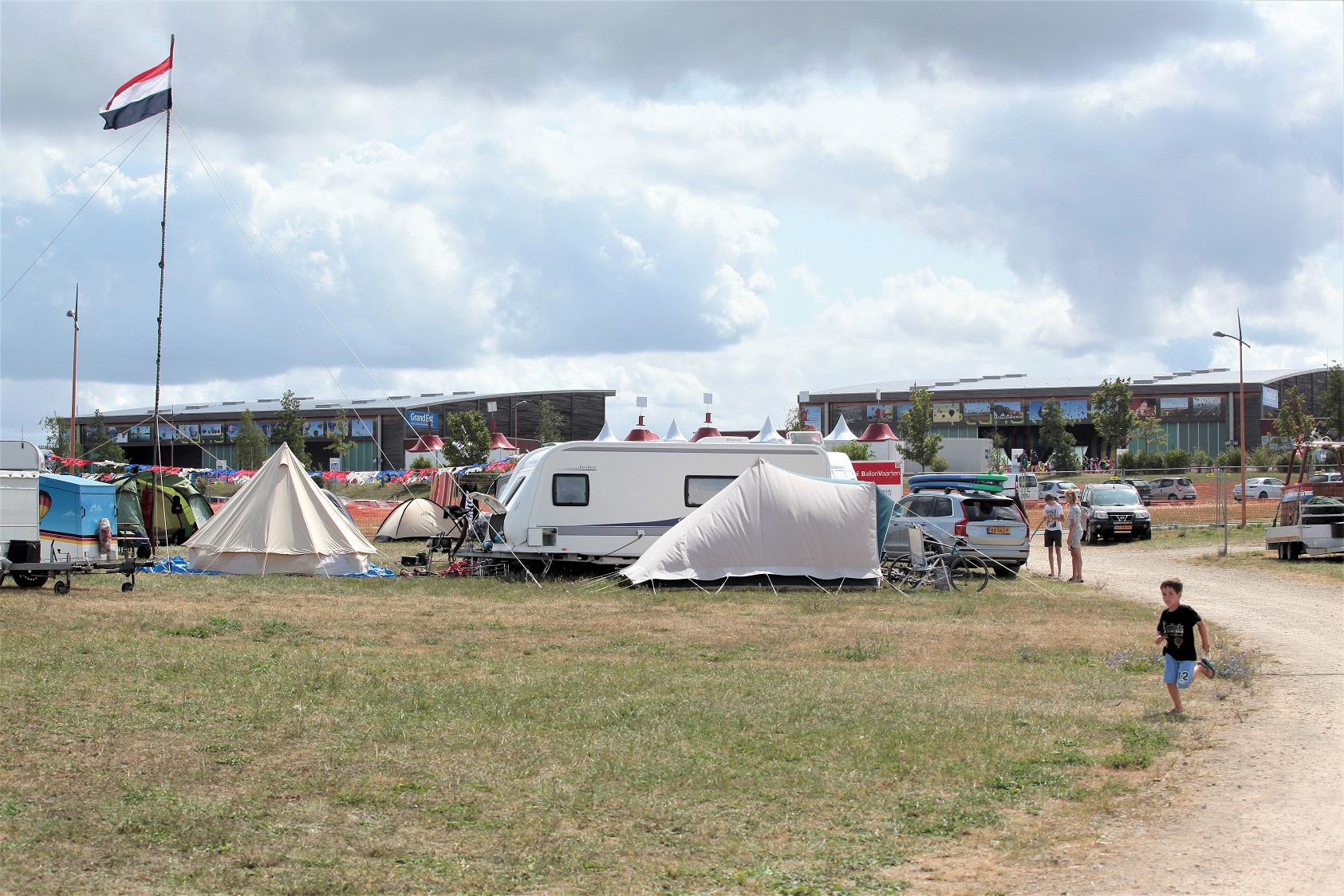 The accommodation race for balloonists