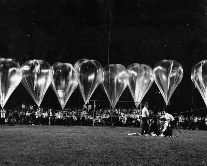 Don Piccard under eight balloons