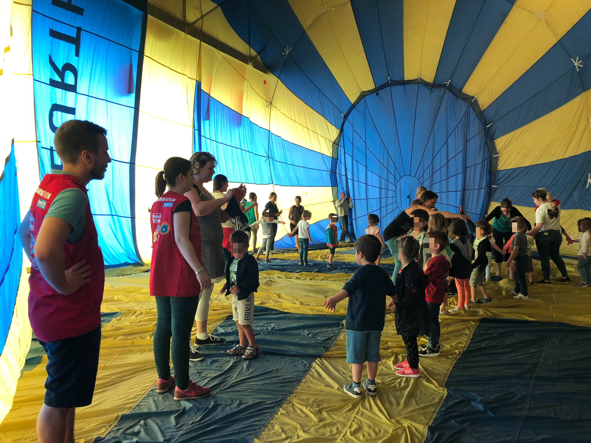 47 kids visiting the hot-air balloon world