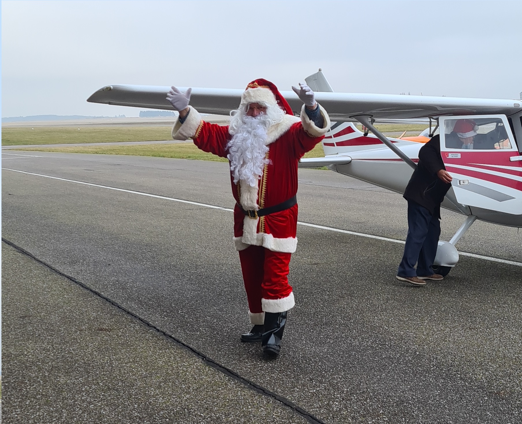 Le père Noël est arrivé en Ulm sur l’aérodrome de Chambley