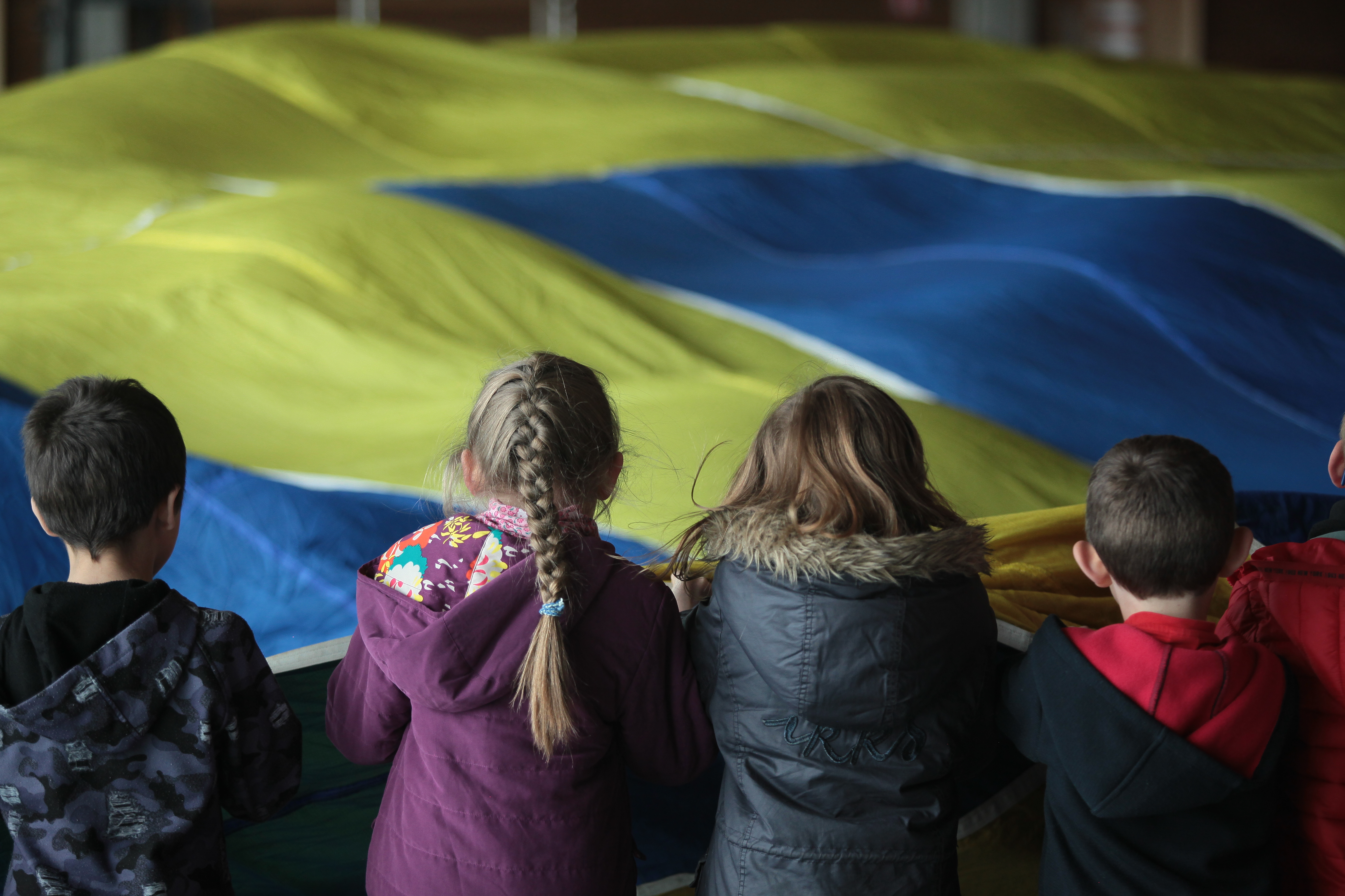 The children return to the Aeromuseum